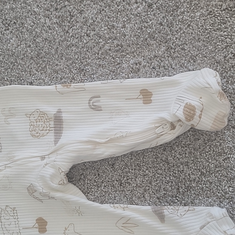 Carters 9m PJs - Picture 3 of 6